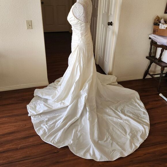 Beautiful Hand Made Wedding Gown - Picture 10 of 16